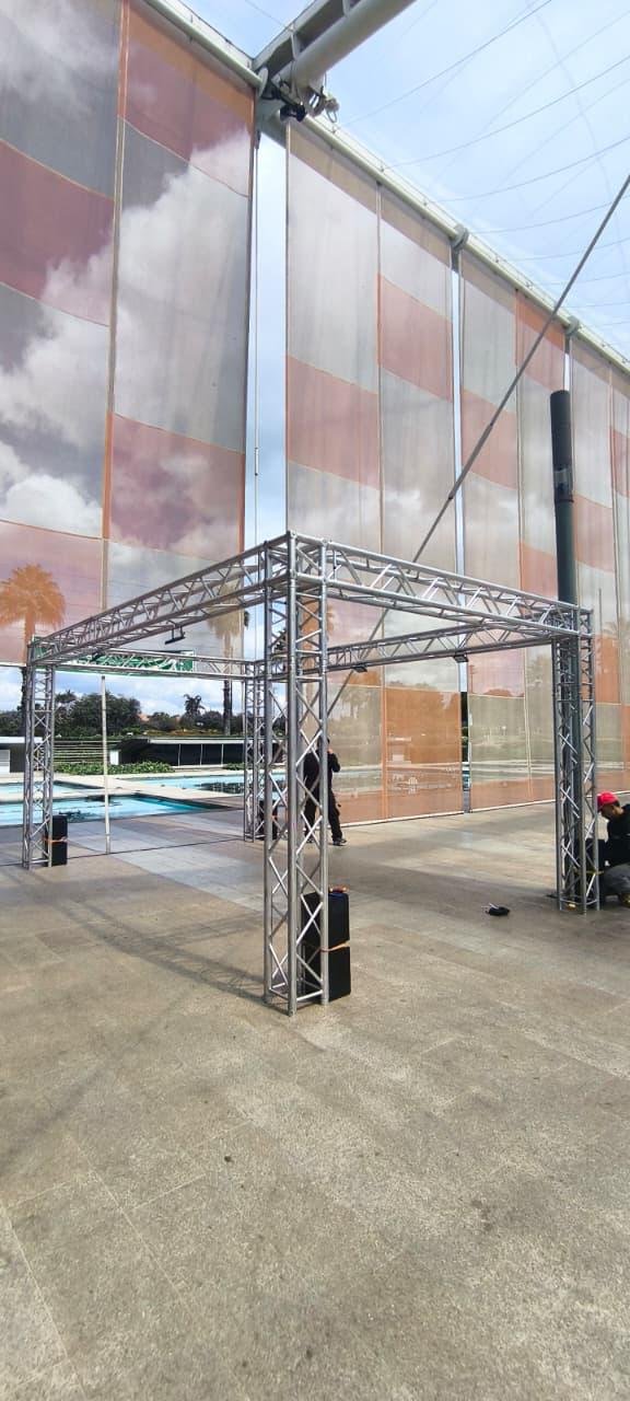 Alquiler y montaje estructura truss en Compensar