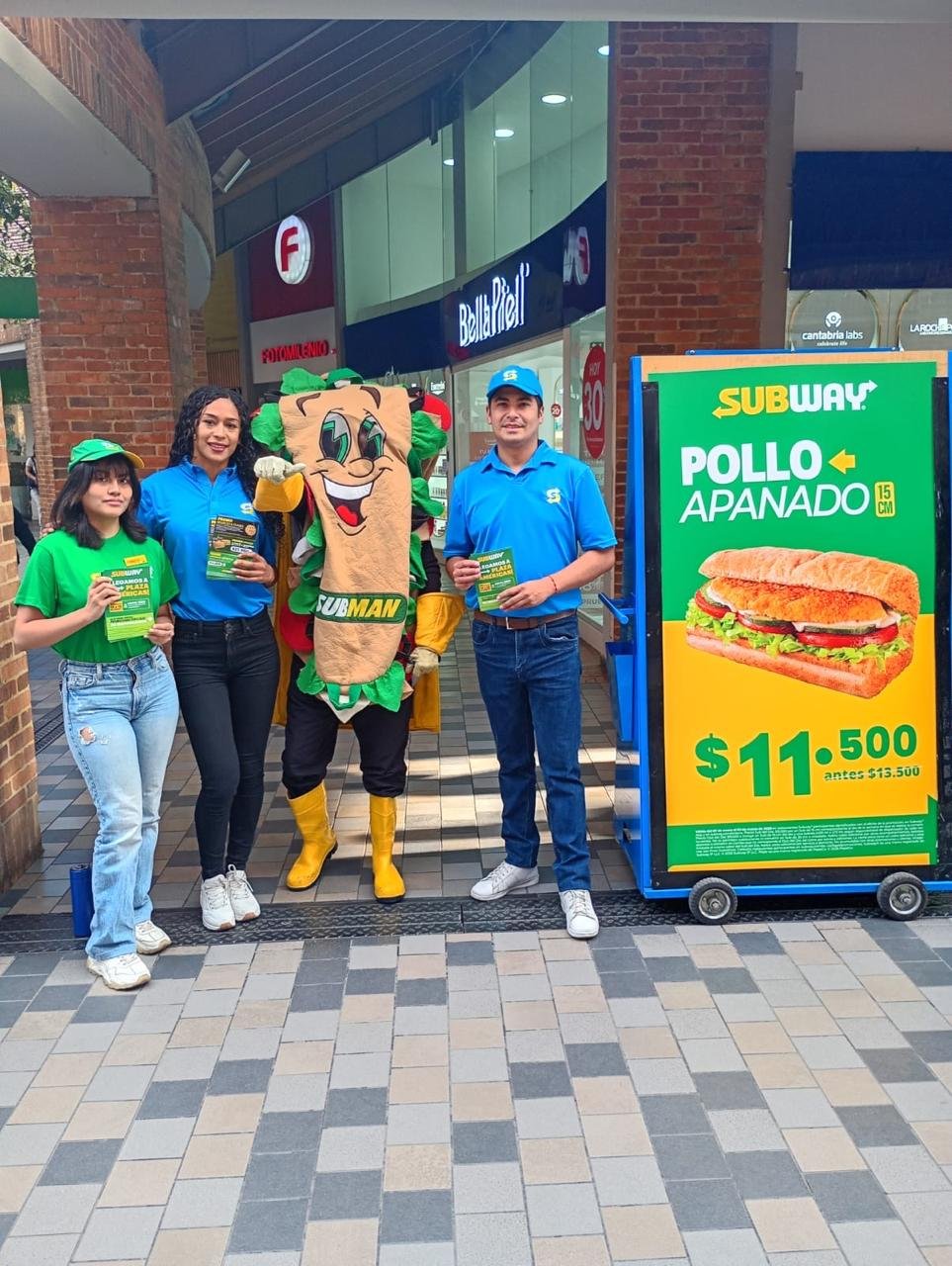 Activación de marca con botarga para Subway