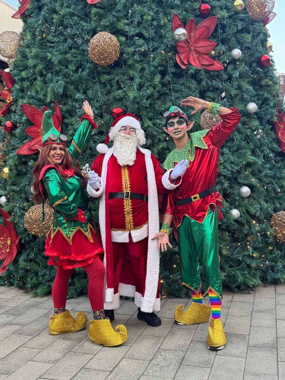 Personajes navideños en CC Arauco Sopó