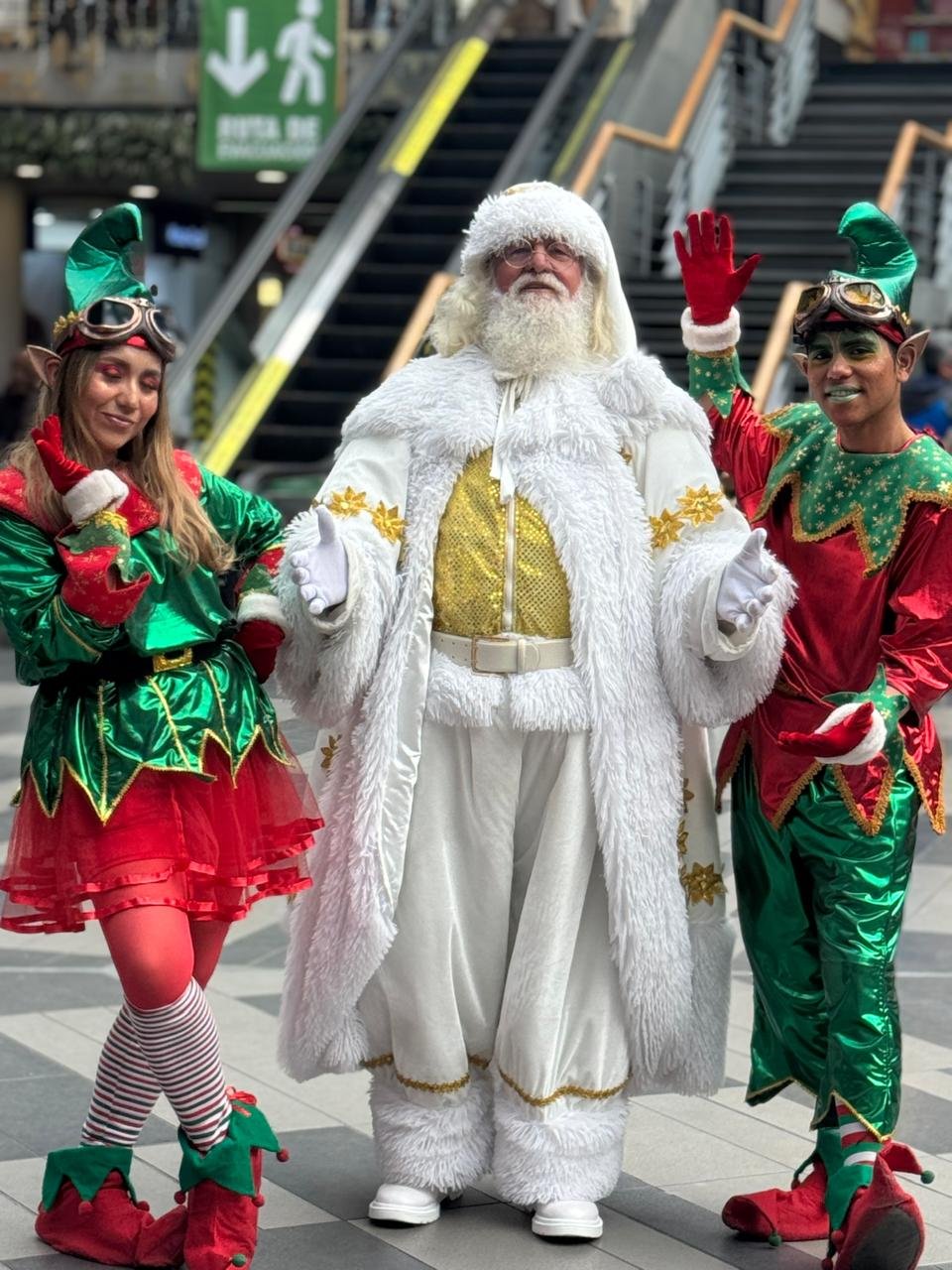 Personajes navideños en CC Plaza de las Américas