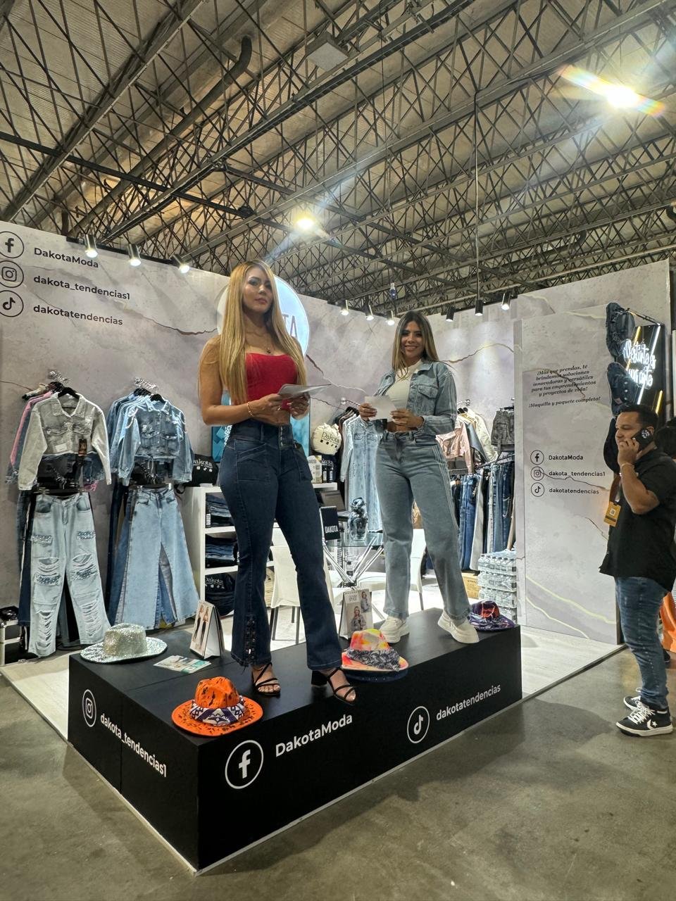 Modelos y stand para Colombia Moda